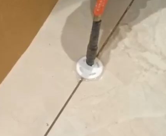 武夷山瓷砖空鼓维修公司专业解答瓷砖在铺贴过程中，如果没有涂抹均匀到位的粘结材料（如水泥砂浆或瓷砖胶），可能会导致以下问题